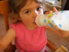 Un biberon de lait pour les enfants (
