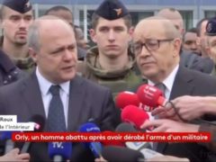 Conférence de presse imrovisée du ministre de l'Intérieur, Bruno Le Roux et de son collègue de la Défense, Jean-Yves Le Drian.