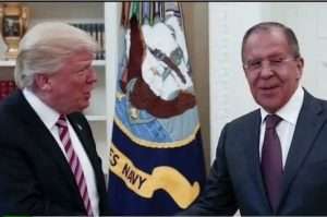 Donald Trump et e ministre des Affaires étrangères russe, Sergueï Lavrov (capture Youtube)