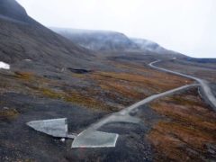 En bas à gauche, l’entrée de la Réserve mondiale de semences située dans l’archipel norvégien du Svalbard. Landbruks-og matdepartementet, CC BY-ND