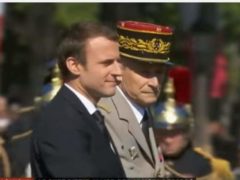 Le président de la République et le général Pierre de VIlliers descendent l'avenue des Champs-Elysées