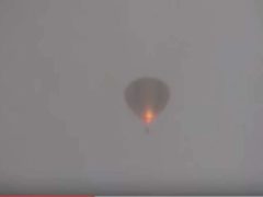 Une montgolfière dans l'orage