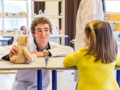 Un étudiant en médecine explique les soins à une enfant, dans le cadre de l'opération Hôpital des nounours à Caen. Des études à risque de souffrance psychique. Gaëtan Zarforoushan/Flickr, CC BY-SA