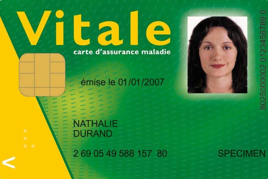 En France, la Carte Vitale (ici un specimen) garantit l'accès de chaque citoyen aux soins en cas de maladie grave. Wikipedia, CC BY-SA