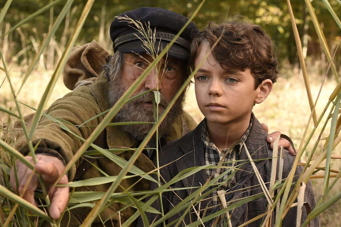 Paul le petit orphelin (joué par le jeune Jean Scandel) va découvrir la vie à la campagne avec Totoche le braconnier (François Cluzet).