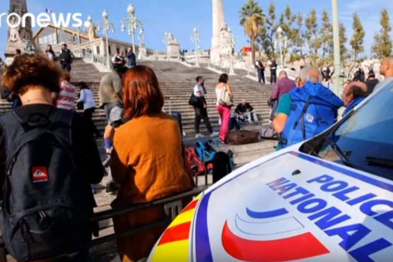Une attaque terroriste à Marseille: deux jeunes femmes tuées au couteau (capture EuroNews)