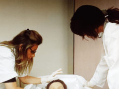 Extrait d'une vidéo tournée dans la chambre mortuaire d'un hôpital parisien à des fins de recherche. La tutrice (à droite) observe le geste de l'agent en formation. Long Pham Quang/CNAM, Author provided
