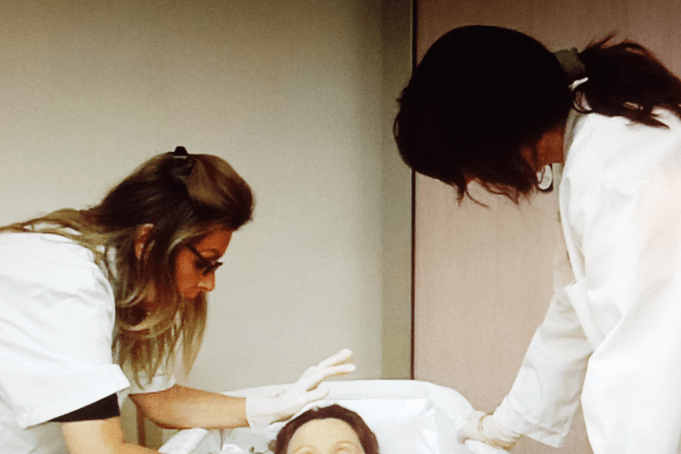 Extrait d'une vidéo tournée dans la chambre mortuaire d'un hôpital parisien à des fins de recherche. La tutrice (à droite) observe le geste de l'agent en formation. Long Pham Quang/CNAM, Author provided