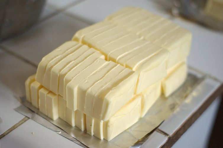 Plaquettes de beurre découpées pour la fabrication de brioche. Frédéric BISSON / Flickr, CC BY