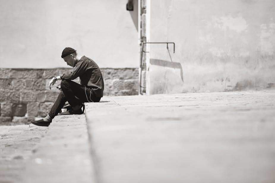 Jeune homme concentré sur son téléphone. Ulisse Albiati/Flickr, CC BY-SA