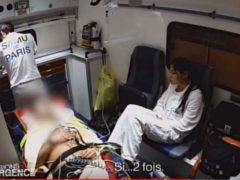 Patient dans une ambulance du SAMU de Paris (Urgences)