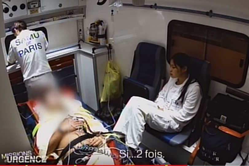 Patient dans une ambulance du SAMU de Paris (Urgences)