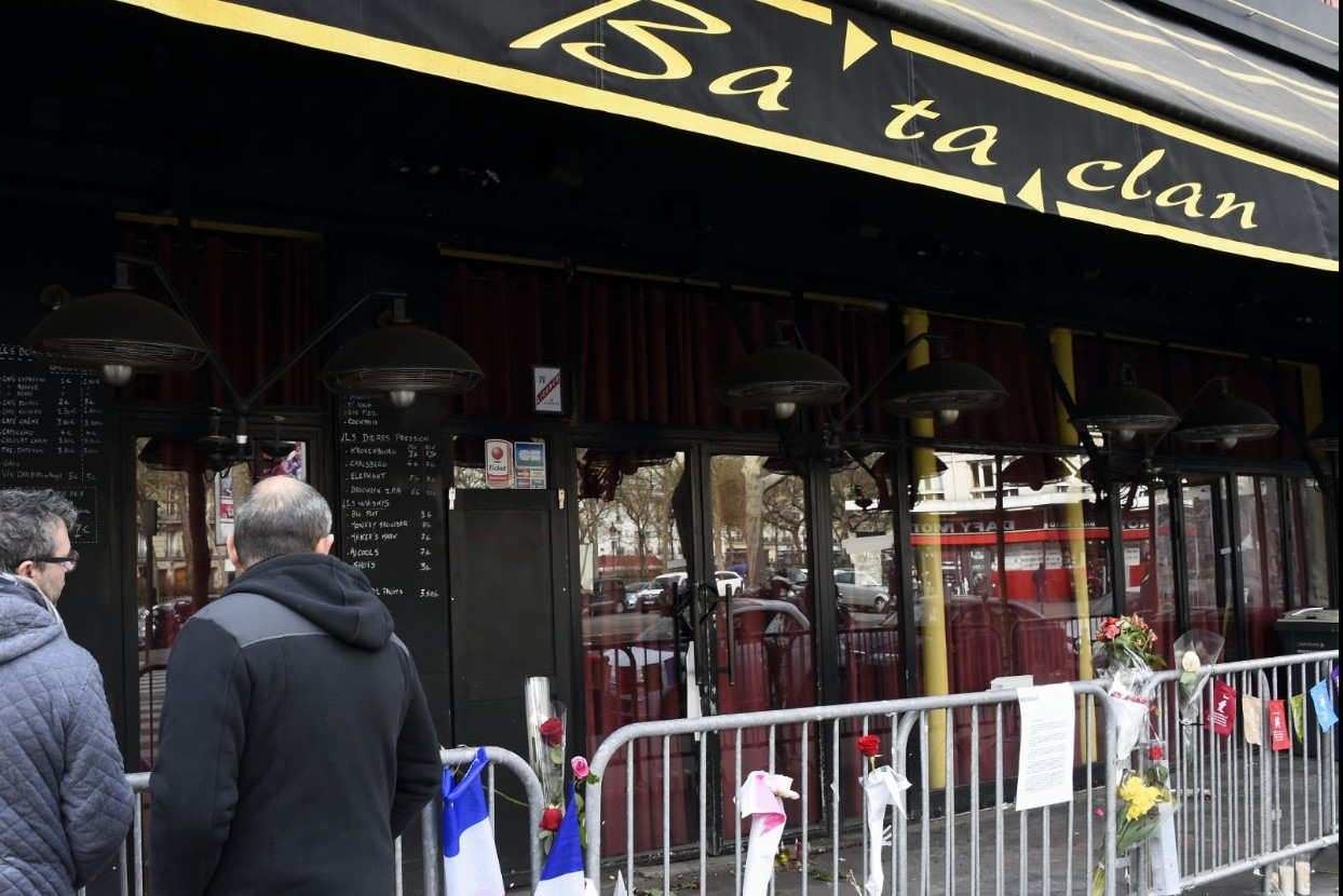 Attaque terroriste au Bataclan et aux terrasses de Paris: 130 morts, 400 blessés.