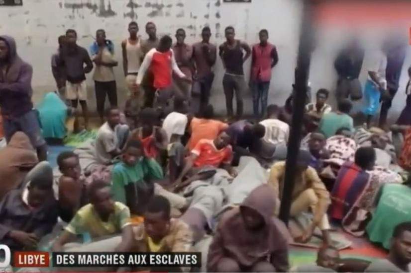 En Libye, les esclaves sont entassés comme du bétail (capture J.T. France2)