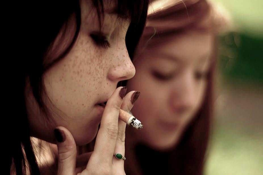 En matière de tabagisme, la précocité fait de gros dégâts. Valentin Ottone/flickr, CC BY-SA