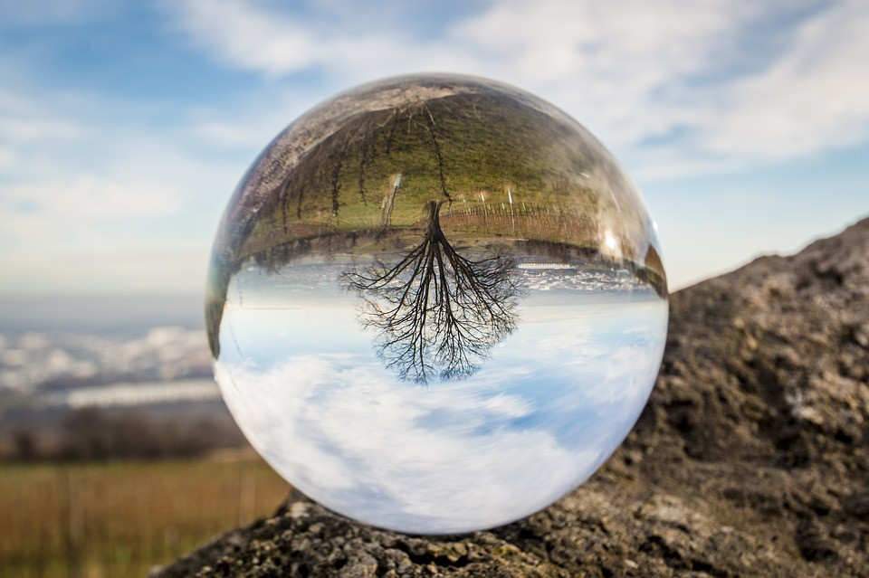 Les voyants et autres sorciers lisent l'avenir dans une boule de cristal. (Pixabay)
