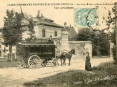 Carte postale ancienne : « Etablissements penitentiaires de Fresnes. Arrivée d'une voiture cellulaire. Une surveillante. » cpa-bastille91.com