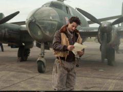 Pierre Niney en Romain Gary aviateur, pendant la Seconde guerre mondiale.