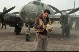 Pierre Niney en Romain Gary aviateur, pendant la Seconde guerre mondiale.