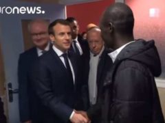 Le président Macron lors d'une visite dans un centre d'accueil de migrants, à Croisilles, le 16 janvier 2017 (Euronews)