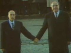 François Mitterrand et Helmut Kohl le 22 septembre 1984 à Douaumont, près de Verdun (capture archives Ina)