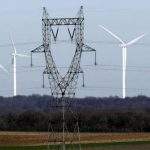 Des éoliennes en Meuse et une ligne à haute tension (DR)