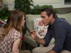Emma Stone et Joaquin Phoenix dans L'homme irrationnel, un film de Woody Allen (2015) Allociné