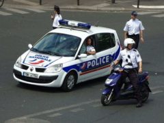 Policiers sur le qui-vive avant une manifestation (juin 2008). Roman Bonnefoy/Wikimedia, CC BY-SA