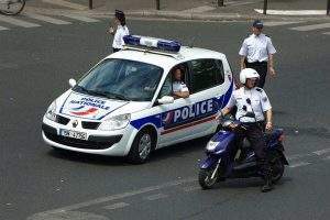 Policiers sur le qui-vive avant une manifestation (juin 2008). Roman Bonnefoy/Wikimedia, CC BY-SA