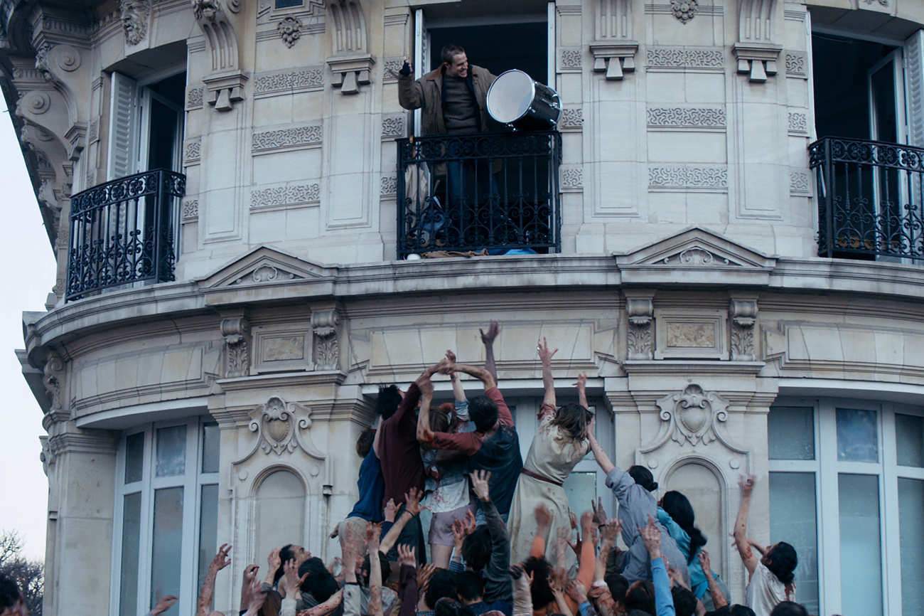 Dans Paris envahi par des zombies, un survivant s'est réfugié, seul, dans un appartement.