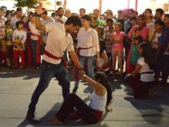 Scène de violence domestique jouée au théâtre en pleine rue, à Chandigarh, en Inde, 2016. Biswarup Ganguly/Wikimedia, CC BY-NC