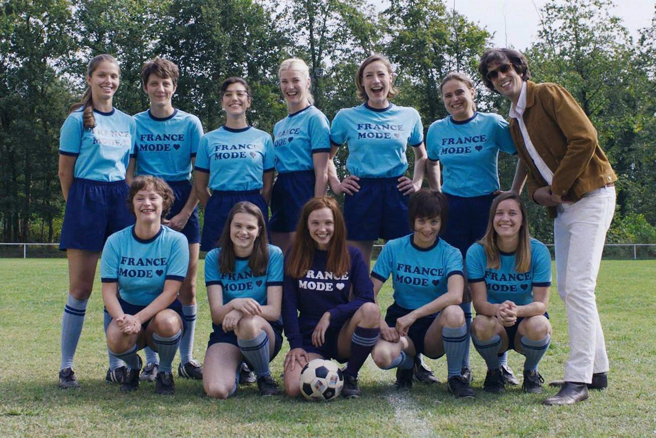 L'équipe des filles de "Comme des garçons" avec leur coach, joué par Max Boublil.