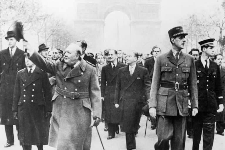 Le 11 novembre 1944 est célébré dans le contexte de la libération: au premier plan, à droite, le général de Gaulle et à gauche, Winston Churchill ; au second plan, à gauche, Georges Bidault et à droite Anthony Eden. Histoire-image.org