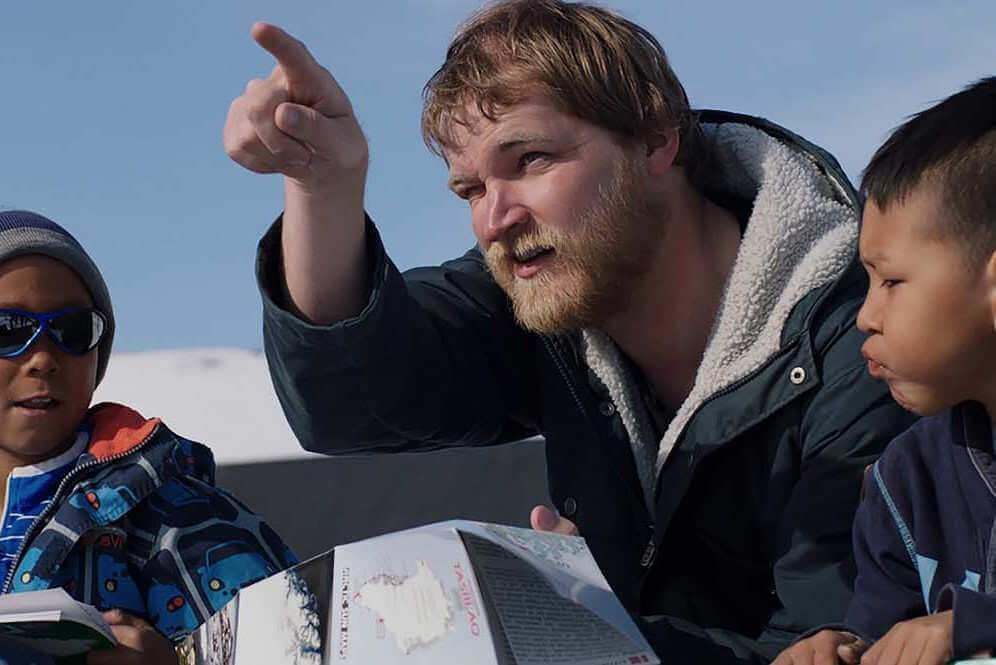 Anders joue son propre rôle, celui d'un instituteur débutant envoyé dans un village du Groenland.
