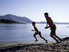 Veiller sur vos enfants vous épuise? C’est la faute de vos muscles. Shutterstock