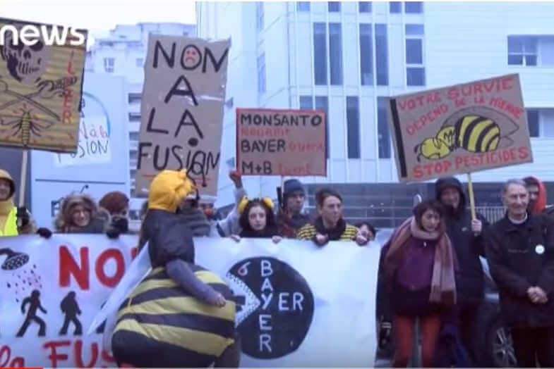 Manifestation contre la fusion Bayer – Monsanto à Lyon le 3 mars 2018 (Capture Euronews)