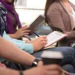 Au-delà d'une nouvelle langue, les étudiants réfugiés doivent apprivoiser de nouveaux codes administratifs et académiques. Shutterstock.com