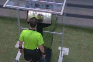 Capture d'écran: l'arbitre découvre les images du VAR lors du match France-Australie. Youtube