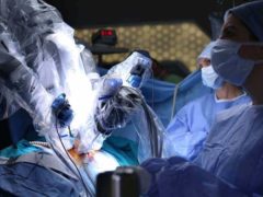 Opération chirurgicale réalisée sur un patient avec le système robotisé Da Vinci. Shutterstock