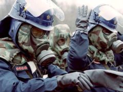 Les forces de l'ordre en pleine intervention le 20 mars 1995 après l'attaque au gaz sarin dans le métro de Tokyo. NBC News