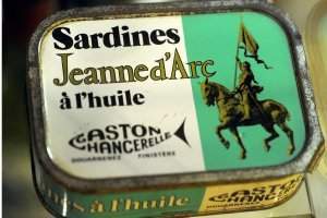 Jeanne sur les boites de sardines (collection personnelle de Roland Nex)