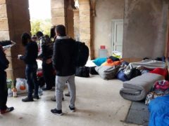 Des migrants ont trouvé refuge sous arcades de la place de la Comédie à Metz (Photo Collectif mosellan de lutte contre la misère)