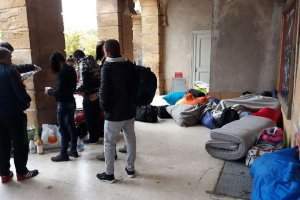 Des migrants ont trouvé refuge sous arcades de la place de la Comédie à Metz (Photo Collectif mosellan de lutte contre la misère)
