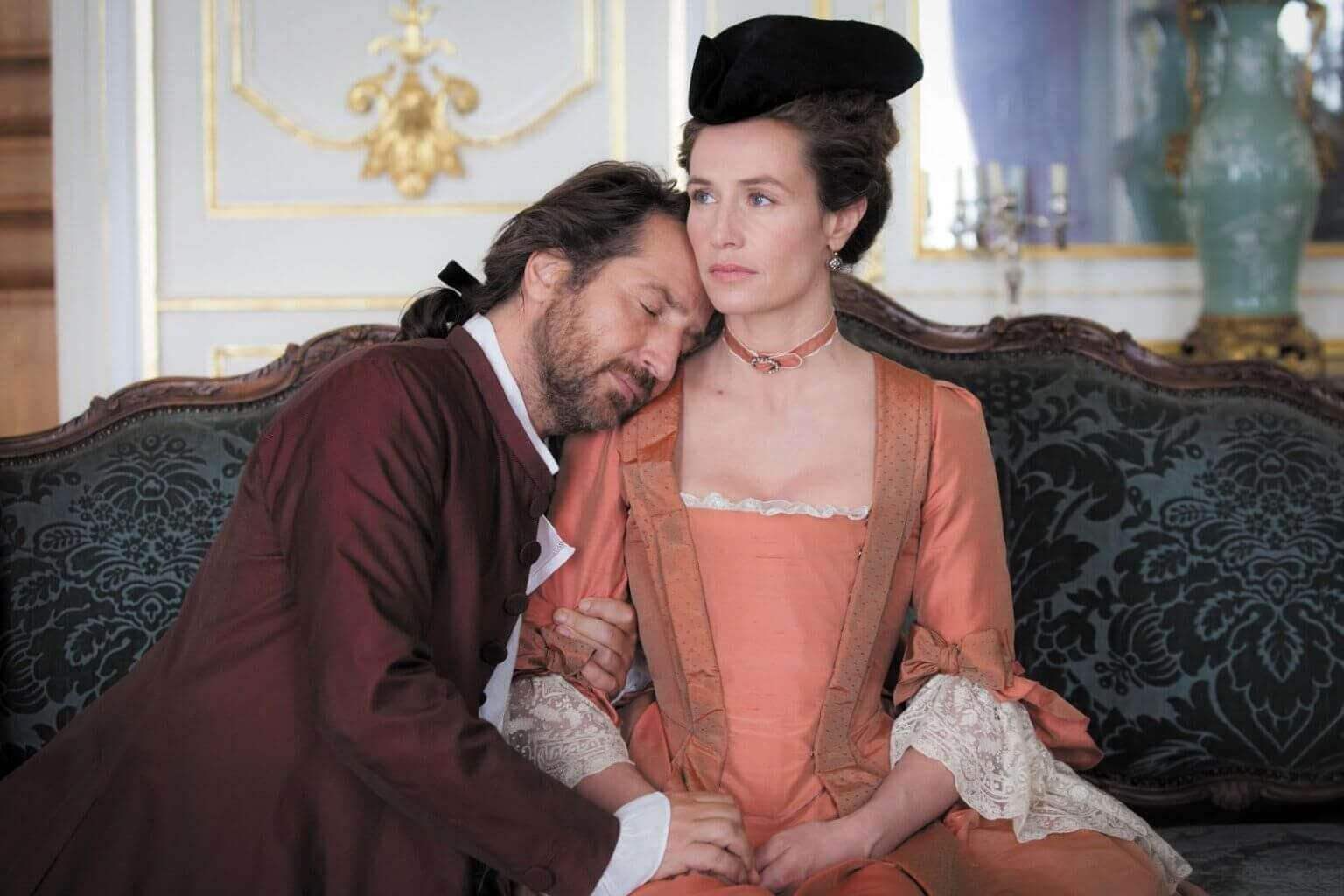 Cécile de France incarne Madame de Pommeray, charmante veuve que courtise assidûment l'inconstant Marquis des Arcis (Edouard Baer).