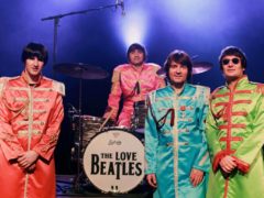 The Love Beatles en tenue d'époque (doc promo)
