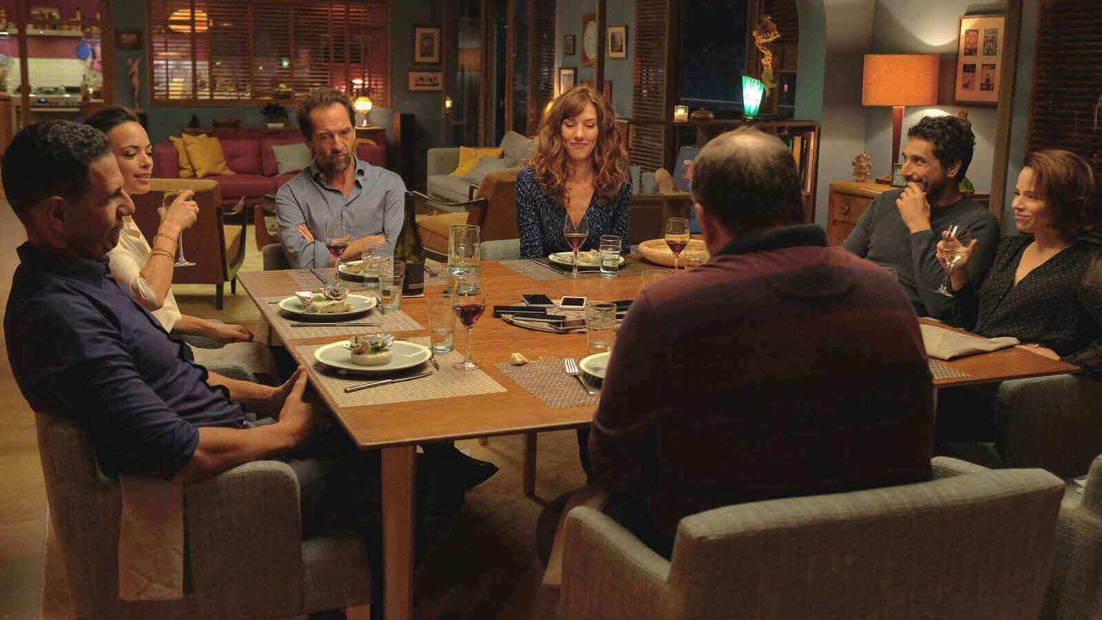 Sept amis autour d'une table et les portables au milieu : la mauvaise soirée peut commencer.