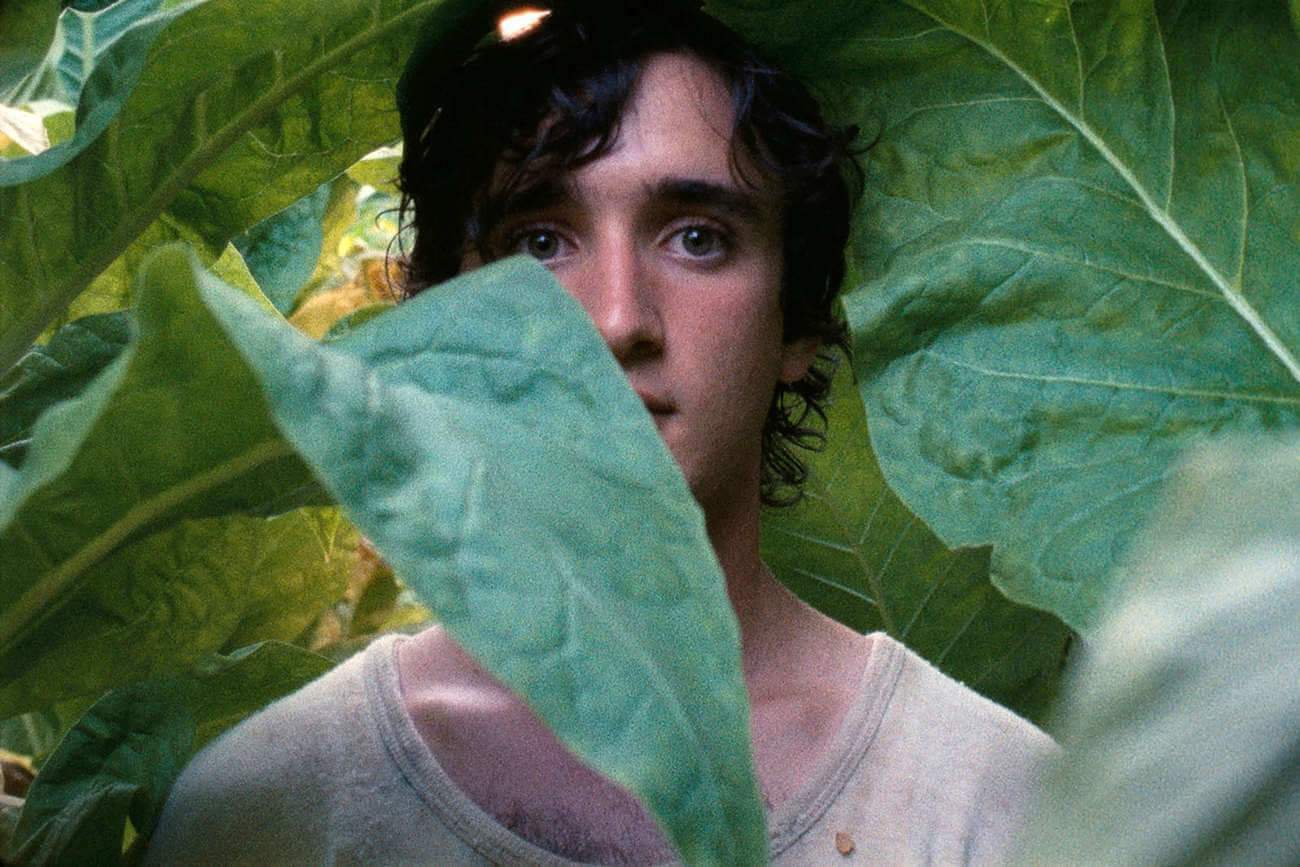 Adriano Tardolo incarne le bienheureux Lazzaro qui voit le monde avec ses grands yeux écarquillés.