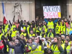 Les Gilets jaunes devant l'opéra (capture euronews)