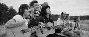 Avec une image esthétique en noir-et-blanc, "Leto" évoque l'histoire d'une jeunesse qui chante sa vie et ses douleurs.