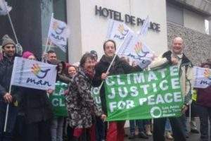 Florent Compain, président des Amis de la Terre, libéré de la GAV ce dimanche, devant l'hôtel de police de Nancy (photo Amis de la Terre)